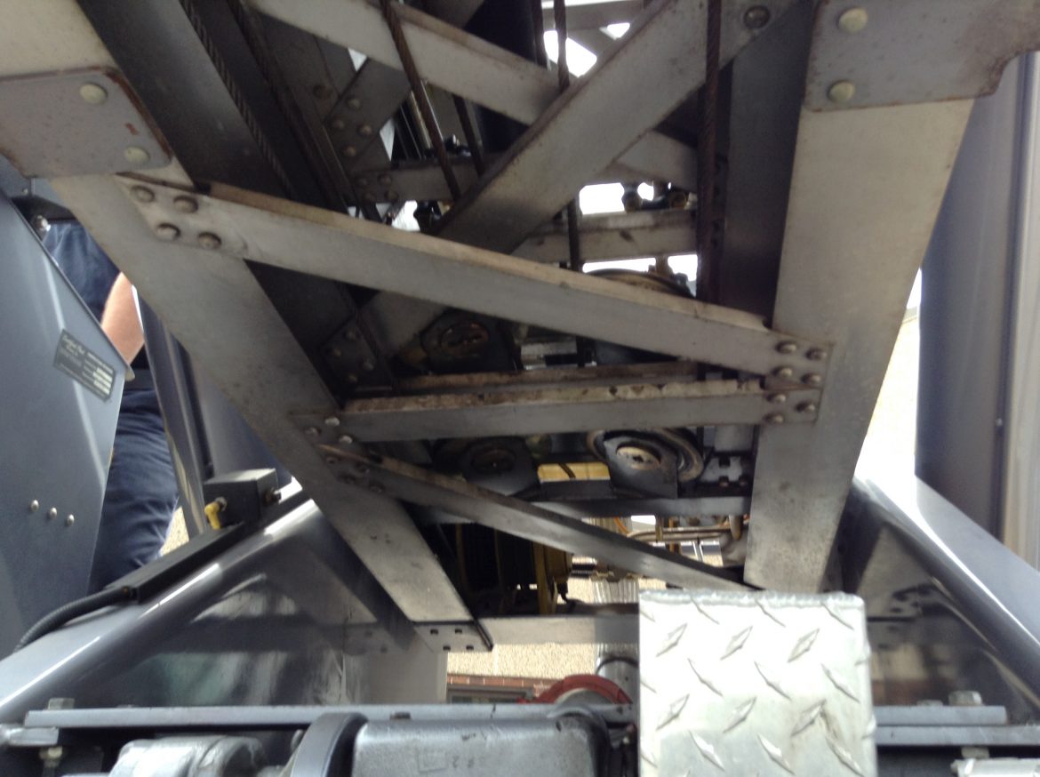 2000 Sutphen 100’Platform #716106