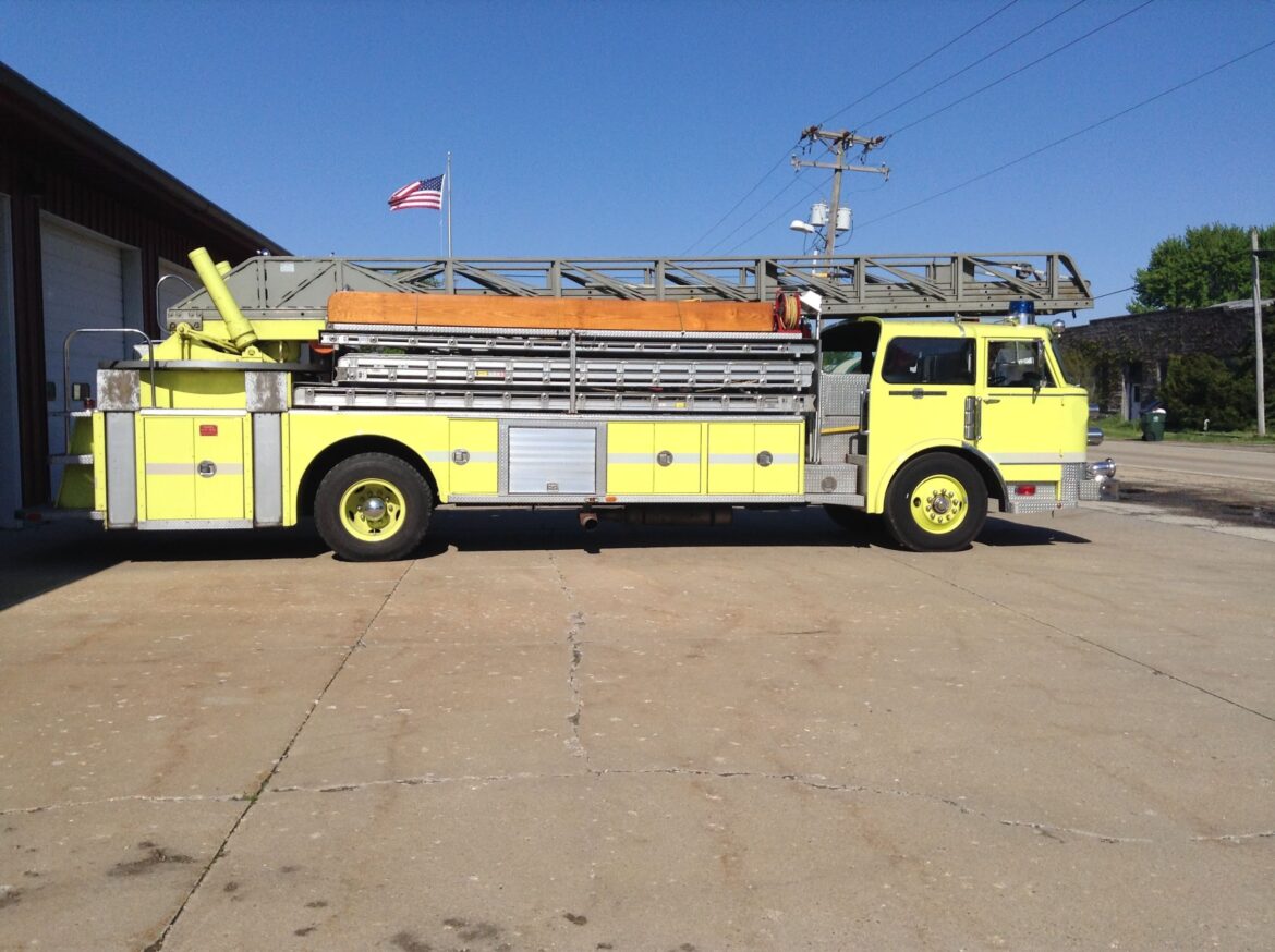1975 American LaFrance 100′ Ladder Truck #716243