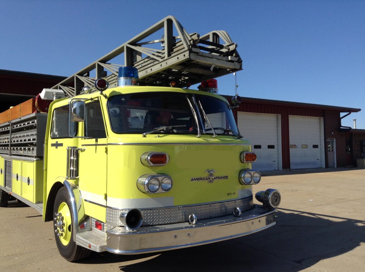 1975 American LaFrance 100′ Ladder Truck #716243