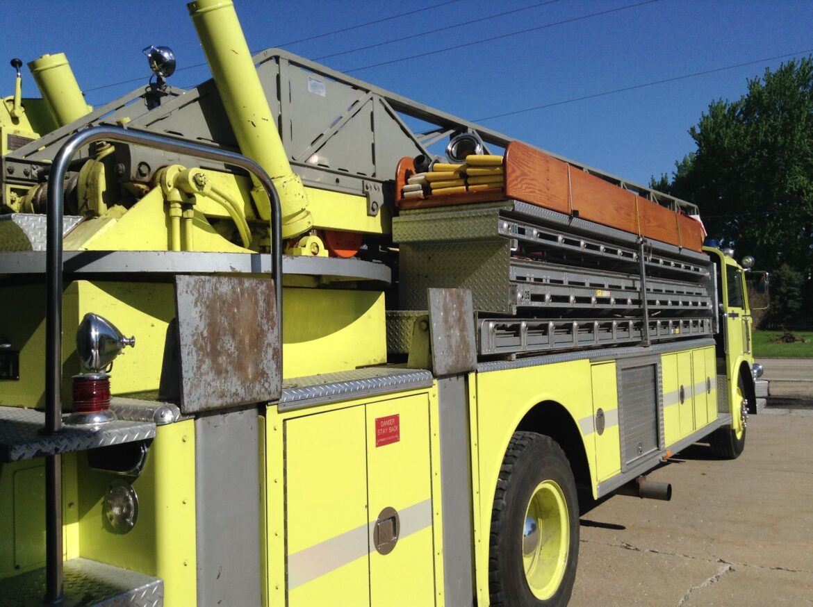 1975 American LaFrance 100′ Ladder Truck #716243