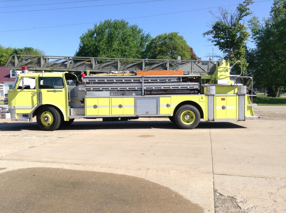 1975 American LaFrance 100′ Ladder Truck #716243