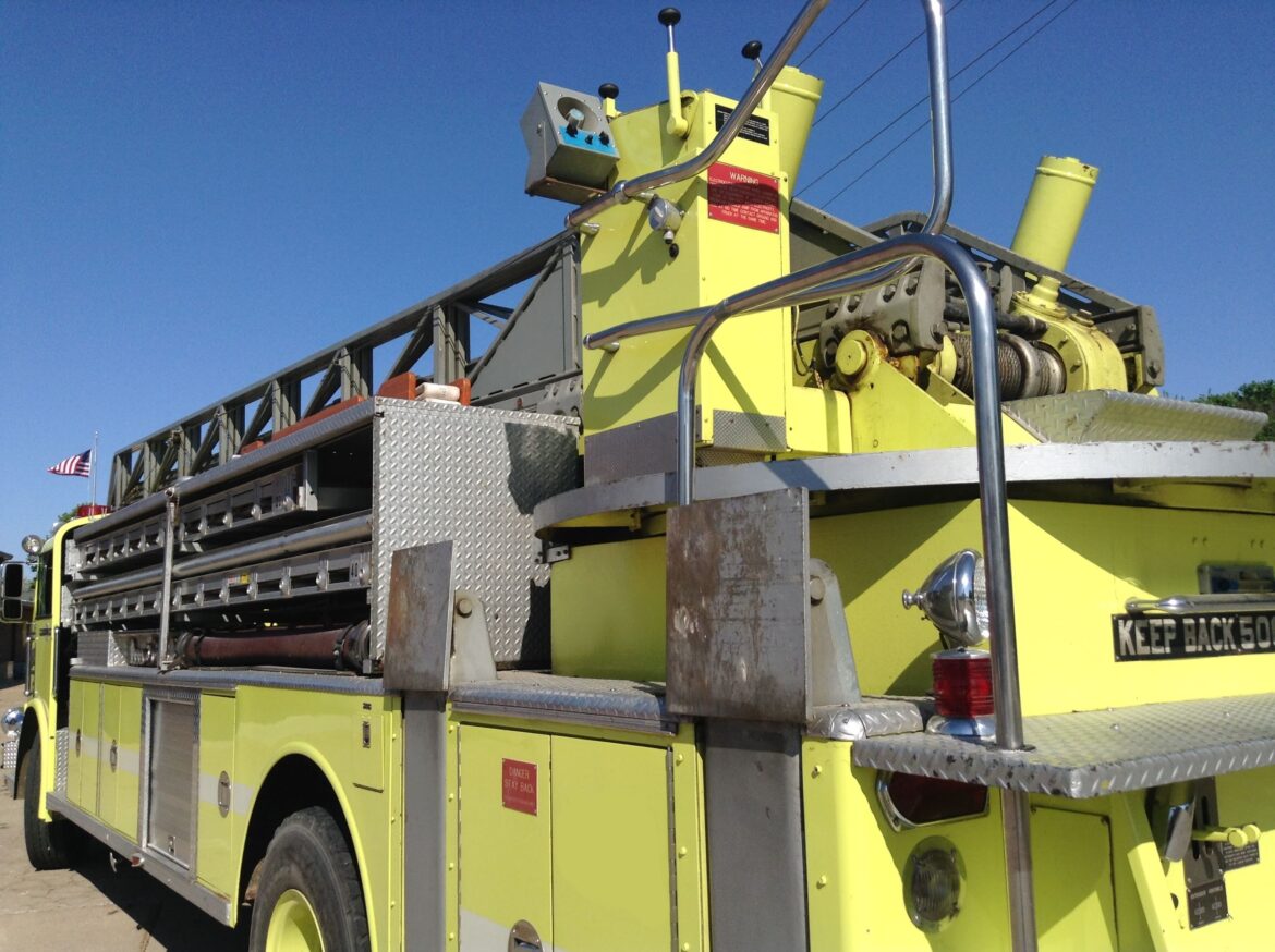 1975 American LaFrance 100′ Ladder Truck #716243