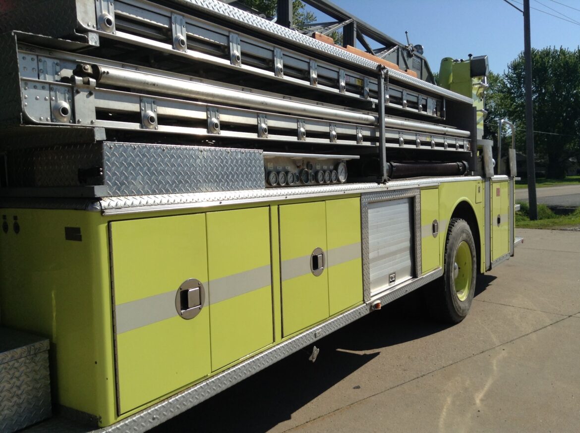 1975 American LaFrance 100′ Ladder Truck #716243
