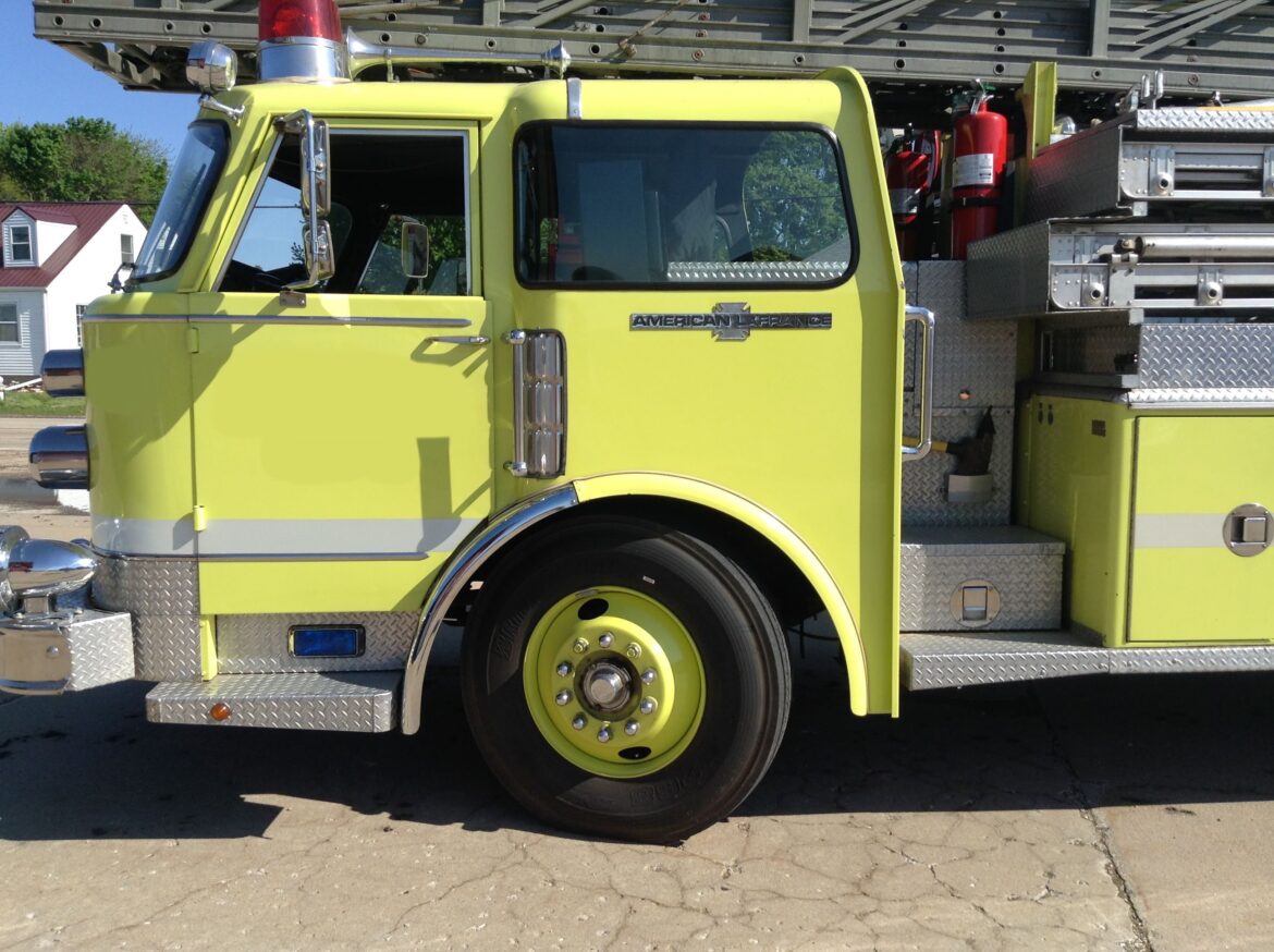 1975 American LaFrance 100′ Ladder Truck #716243