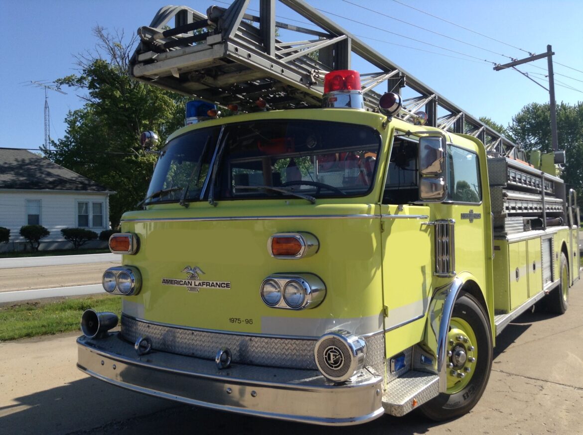 1975 American LaFrance 100′ Ladder Truck #716243
