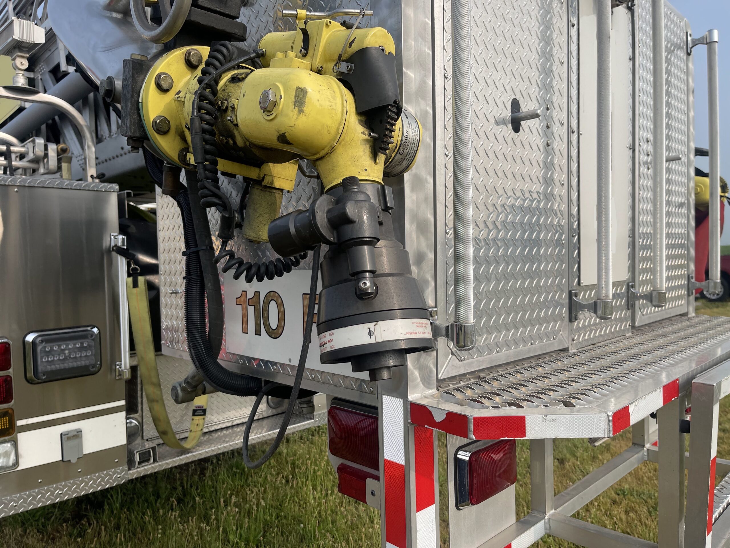 2004 Sutphen 110′ Platform #716296